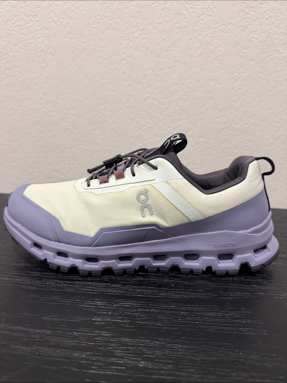 ON Cloudhero Waterproof Kids Size 5.5 Y5.5 - Purple and White - Aloe Feather